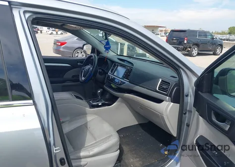 2016 Toyota Highlander Xle V6 z USA, uszkodzony, nr VIN 5TDKKRFH1GS505251